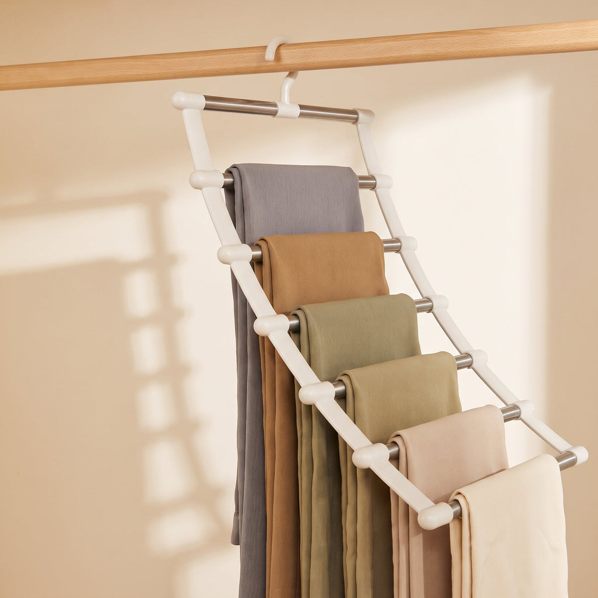Percha organizadora Ulevora 6 en 1 con pantalones colgados