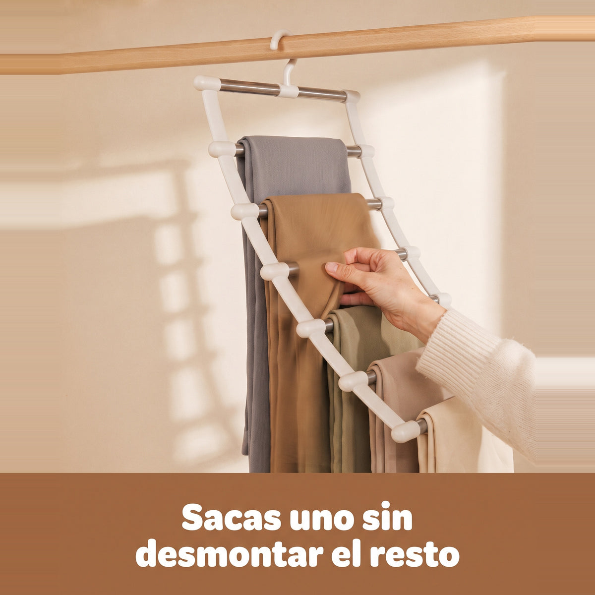 La percha Ulevora se despliega en abanico para sacar cada pantalón